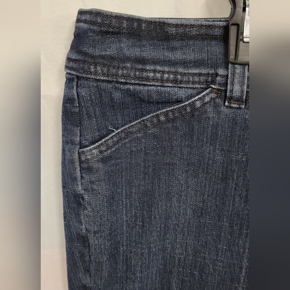 Liz Claiborne Slim Power Crop Fit 20W Deep Blue Denim Capri - Picture 2 of 9
